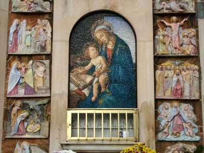 A differenza dell'orginale la nuova icona � a mosaico policroma